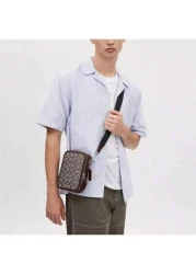Coach حقيبة كروسبودي رجالية ستانتون، محفظة جلد صغيرة لهاتف محمول وبطاقات ذات تصميم تذكاري، محمولة على الكتف بسي