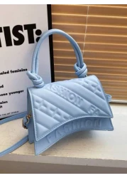 قطعة واحدة من حقيبة الكتف للفتيات الجديدة من جلد البولي يوريثان بألوان حلوى على شكل خطوط وكلمات مطبوعة، حقيبة