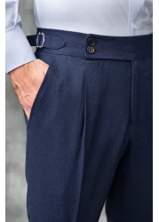 Gussi بنطال رجالي من قماش الليكرا ذو ثنيات باللون الأزرق الداكن من Old Money