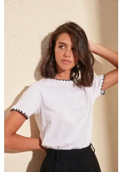  Collection تي شيرت محبوك أساسي من القطن بنسبة 100% باللون الأبيض مع تفاصيل خياطة متباينة TWOSS19AD0085