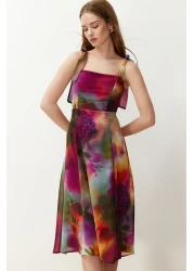  Collection فستان منسوج متعدد الألوان مزين بالزهور ومزين بتفاصيل جيب على الظهر وبطانة من الشيفون TWOSS24EL00699