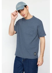  Collection تي شيرت وافل واسع القطع منقوش باللون النيلي - جيب وملصق، كم قصير TMNSS23TS00077