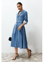 Collection فستان طويل من قماش الدنيم باللون الأزرق الفاتح مع حزام وياقة معطف TWOSS24EL00776