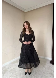 HELİS BUTİK فستان بارلا متوسط الطول مزين بالترتر باللون الأسود