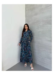 Att فستان Attstil كامل الطول بنمط شال وأزرار على خلفية زرقاء