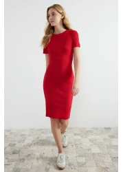  Collection فستان رصاص ميدي محبوك قابل للتمدد برقبة دائرية باللون الأحمر TWOSS24EL00486