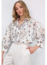 Trend Alaçatı Stili قميص نسائي من الكتان المنسوج بنمط عرقي باللون البيج والبني ALC-X10396