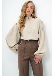 Trend Alaçatı Stili بلوزة قميص نسائية بياقة القاضي باللون البيج وأزرار أمامية وأكمام بالونية Alc-X11872