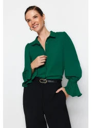  Collection قميص منسوج بأكمام إسبانية باللون الأخضر الزمردي TWOAW22GO0487