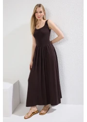  Collection فستان تريكو متوسط الطول بني فاخر - رقبة دائرية، أشرطة، خيوط خاصة TWOSS25EL00333