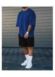 khufu طقم مكون من قطعتين من تي شيرت أزرق كبير الحجم غير مطبوع وشورت أسود للجنسين