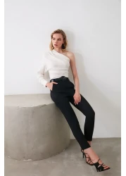  Collection بنطال أسود أساسي من القماش المنسوج بأرجل ضيقة TWOSS19ST0038