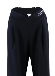  Collection بنطال محبوك بطبعة سوداء بأرجل واسعة/قصة مريحة وخصر غير متماثل TWOAW23PL00389