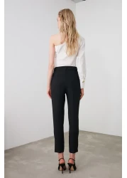  Collection بنطال أسود أساسي من القماش المنسوج بأرجل ضيقة TWOSS19ST0038