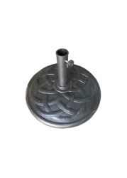 مظلة على الشاطئ والحديقة