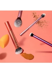 The Everyday Essentials set from Real Techniques gives you 5 essential tools to master any look tapered, soft and fluffy bristles. Blend powder blush evenly for a smooth, natural look