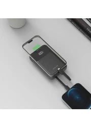 جرين ليون باور بنك متكامل 3 في 1 بقوة PD 20W، سعة 10000mAh، حماية أثناء الشحن، شحن سريع PD 20W، شاشة رقمية، كابلات مدمجة، تصميم مدمج وسهل الحمل.
