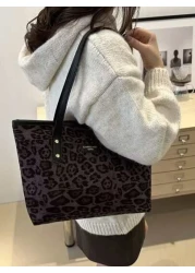 حقيبة كتف كبيرة السعة متعددة الاستخدامات مطبوعة بنمط نمر للنساء، باللون البني الداكن، مزودة برباط وحلقات معد