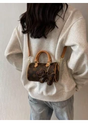 في عام 2024، حقيبة الوسادة المتنقلة ذات التصميم المطبوع بنمط الحرف والتصميم المتباين، ذات المقبض المزدوج، والم