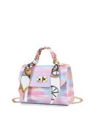 حقيبة يد بطية ومقبض سلسلة مع زخرفة حريرية بطبعة مضغوطة