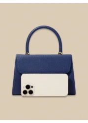 هذه الحقيبة المسائية لها سعة معينة لحمل العناصر مثل الهاتف والمحفظة والمستحضرات التجميلية. التصميم القابل لل