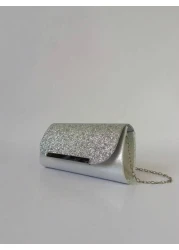 هذه الحقيبة المسائية تتميز بتصميم راق. الجسم الرئيسي مصنوع من الترتر الفضي اللامع الذي يتلألأ ويتوهج تحت الضو