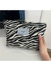 كيس تجميل بطباعة الزرافة أنيق ذو مقبض - منظم مكياج ذو سعة كبيرة للنساء، رائع للاستخدام اليومي أو السفر والعطلا