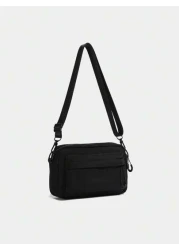 حقيبة كتف مربعة ذات لون أحادي عصرية للرجال، تناسب الحمل على الكتف أو الجسد بشكل متقاطع