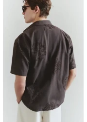  Collection إصدار محدود من قميص Brode المطرز باللون البني ذو المقاس المربع TMNSS25GO00039