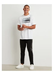 Under Armour تي شيرت بياقة دائرية مطبوع عليه شعار فريق الإصدار