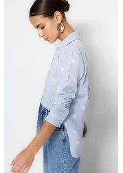  Collection قميص من القطن بقصة واسعة بنقوش بالزهور باللون الأزرق - TWOSS23GO00373