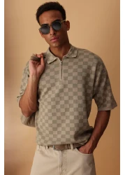  Collection تي شيرت بياقة بولو كبيرة الحجم من فرو المنك منقوش/مربعات برقبة بولو TMNSS25PO00035