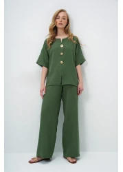 Trend Alaçatı Stili بلوزة وبنطلون Aerobin للسيدات باللون الكاكي ورقبة على شكل حرف V وأزرار معدنية ذهبية اللون ALC-X14122