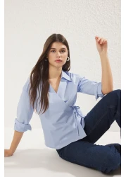  Collection قميص أزرق مزدوج الصدر مع تفاصيل ربطة عنق، قميص منسوج عادي TWOSS25GO00029