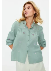  Collection قميص عادي مطرز بالزهور الخضراء مع تفاصيل مطرزة TWOSS23GO00152