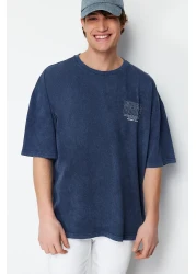  Collection تي شيرت نيلي كبير الحجم/واسع القطع بتأثير شاحب مطبوع عليه حروف 100% قطن TMNSS24TS00043