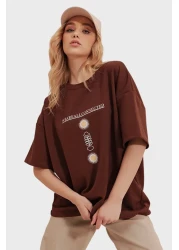 Trend Alaçatı Stili Women's Brown Crew Neck Printed Oversize Unisex T-Shirt ALC-X9577