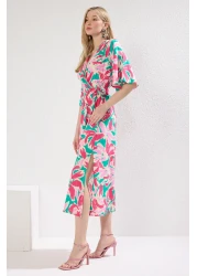  Collection فستان وردي متوسط الطول بطبعة زهور - خط على شكل حرف A، رقبة مزدوجة TWOSS24EL00915