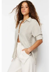  Collection قميص منسوج بمظهر كتان كبير الحجم مخطط باللون الأخضر TWOSS24GO00050