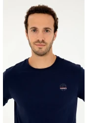 U.S. Polo Assn. تي شيرت رجالي ذو قصة عادية وياقة دائرية باللون الأزرق الداكن 50294329 -vr033