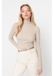  Collection بلوزة محبوكة على مقاس الجسم مضلعة وقابلة للتمدد بياقة عالية وأكمام طويلة باللون البيج TWOAW21BZ0423