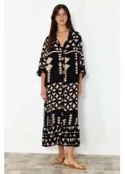  Collection فستان أسود متوسط ​​الطول بتفاصيل منسوجة بنمط كبح TWOSS24EL01019