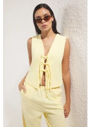  Collection بلوزة من الكتان ذات مظهر فيونكة صفراء وبنطلون واسع الساق منسوج من الأسفل إلى الأعلى TWOSS25AU00034