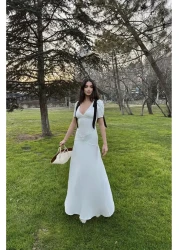 Afiş Butik أبيض عميق الخامس الرقبة قبالة الكتف القوس التفاصيل اصطف فستان طويل