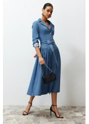  Collection فستان طويل من قماش الدنيم باللون الأزرق الفاتح مع حزام وياقة معطف TWOSS24EL00776