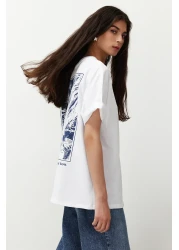  Collection تي شيرت أبيض محبوك 100% من القطن مطبوع من الأمام والظهر مقاس كبير/مريح TWOSS24TS00234