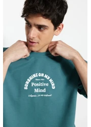  Collection تي شيرت قطني سميك كبير الحجم/قصة واسعة ورقبة دائرية وأكمام قصيرة مطبوع عليه نص TMNSS23TS00083