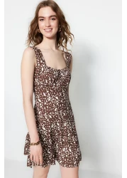  Collection فستان محبوك قصير برقبة مربعة ومطبوع باللون البني على شكل حرف A TWOSS23EL00348