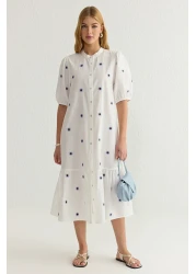  Collection فستان قميص منسوج متوسط الطول مطرز بالزهور من إكرو TWOSS25EL00039