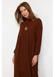  Modest فستان منسوج ذو قصة واسعة وياقة واقفة باللون البني TCTSS22EB00171